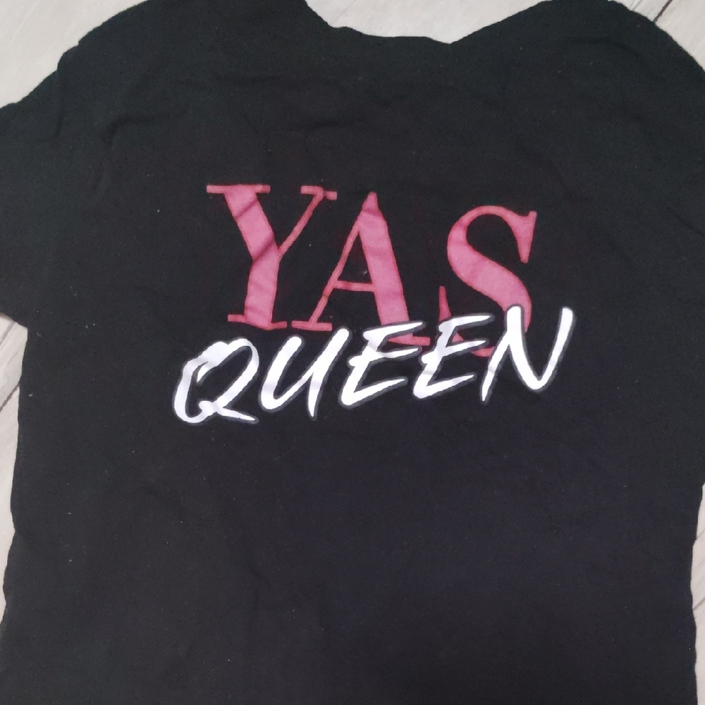 Black 'YAS QUEEN' T-Shirt